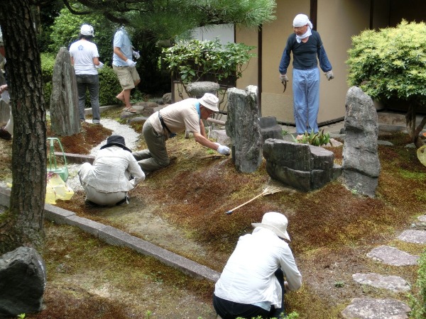 2535-12.8.29清浄華院　お庭清掃風景.jpg